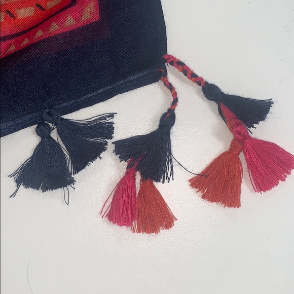 Scraf - Picture 3 of 8